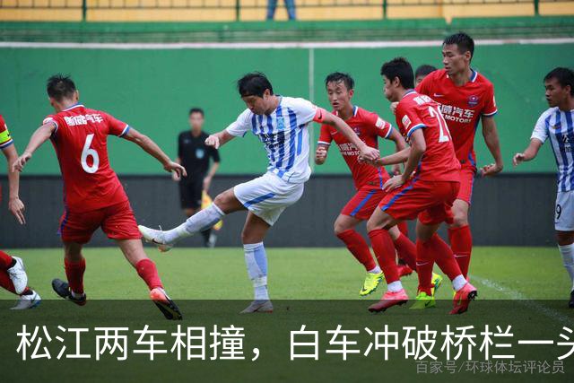 松江两车相撞，白车冲破桥栏一头栽下